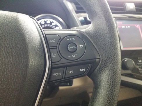 Used 2018 Toyota Camry LE image 6
