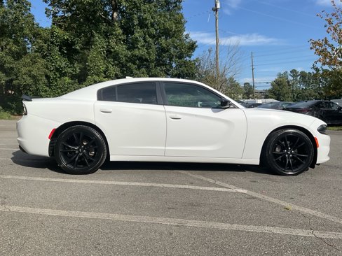 Used 2017 Dodge Charger SXT w/ Blacktop Package image 4