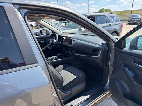 Used 2024 Nissan Rogue SV image 15