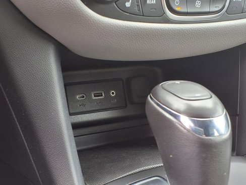 Used 2019 Chevrolet Equinox LT image 9