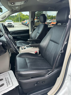 Used 2016 Chrysler Town & Country Touring image 14