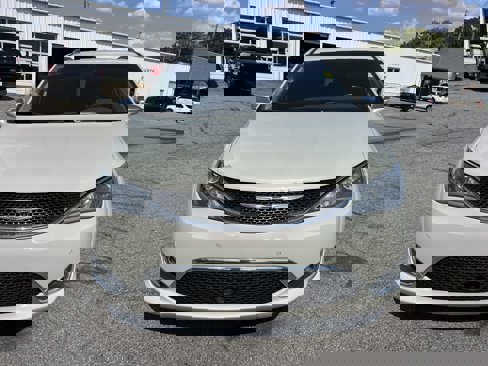 Used 2017 Chrysler Pacifica Limited image 2