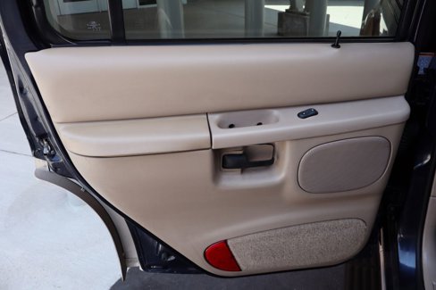 Used 2000 Ford Explorer Eddie Bauer image 23