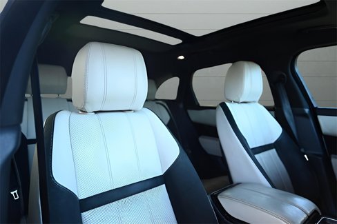 Used 2019 Land Rover Range Rover Velar R-Dynamic SE image 32