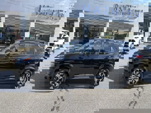 Used 2023 Nissan Rogue SV image 2