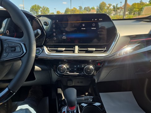 New 2025 Chevrolet Trax RS w/ Sunroof Package image 24