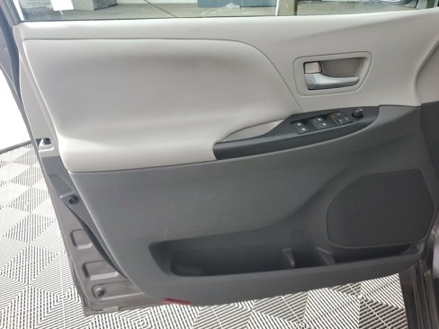Used 2015 Toyota Sienna LE image 27