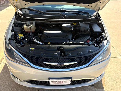 Used 2019 Chrysler Pacifica Touring-L Plus image 7