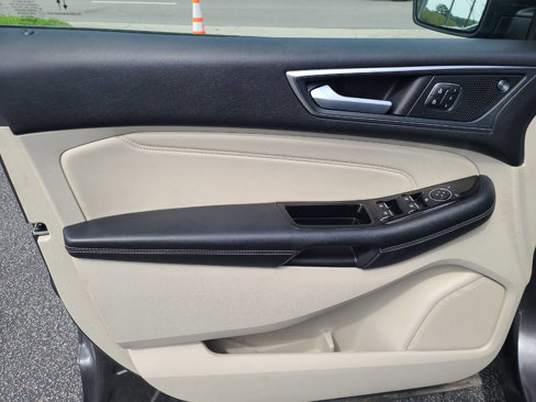 Used 2020 Ford Edge Titanium image 31