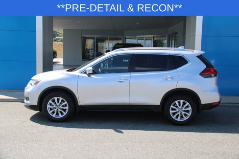 Used 2017 Nissan Rogue SV image 2