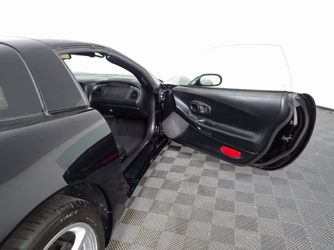 Used 2001 Chevrolet Corvette Coupe w/ Preferred Equipment Group2 image 22