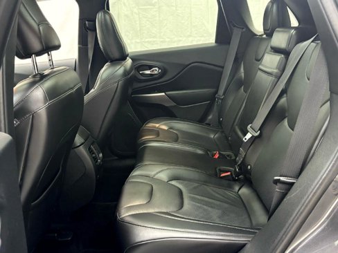 Used 2019 Jeep Cherokee Limited image 24