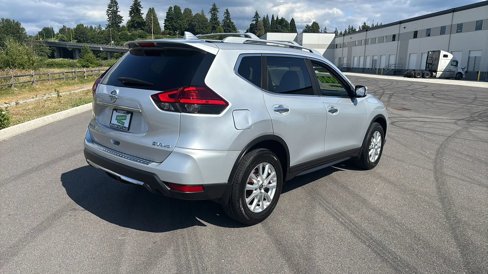 Used 2017 Nissan Rogue SV w/ SV Family Package image 6