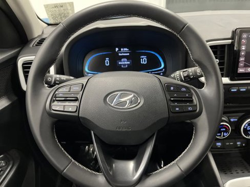 Used 2023 Hyundai Venue Limited image 16