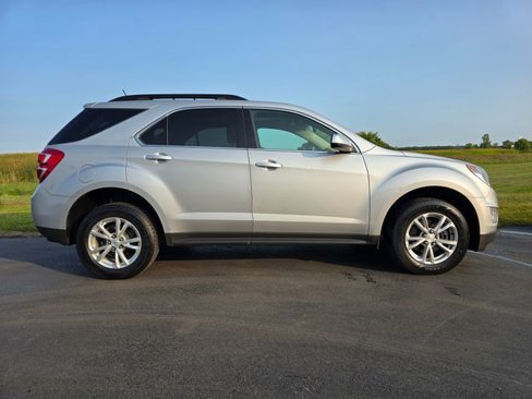 Used 2017 Chevrolet Equinox LT image 2