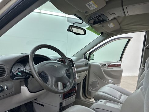 Used 2005 Chrysler Town & Country Limited image 25
