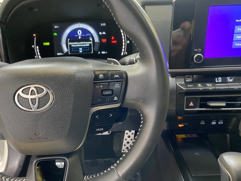 Used 2025 Toyota Camry SE image 33