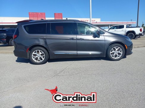 Used 2020 Chrysler Pacifica Touring-L w/ Tire & Wheel Group image 3