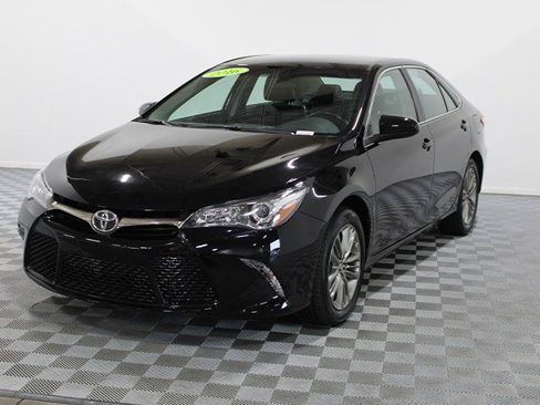 Used 2016 Toyota Camry SE image 2