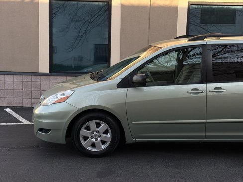 Used 2010 Toyota Sienna LE image 9