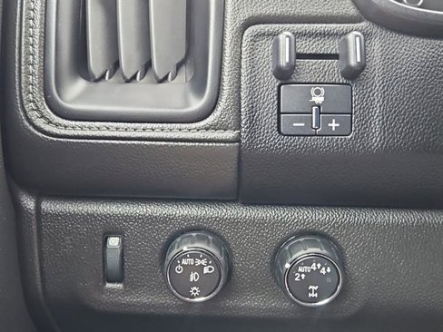 Used 2017 GMC Canyon SLE image 9