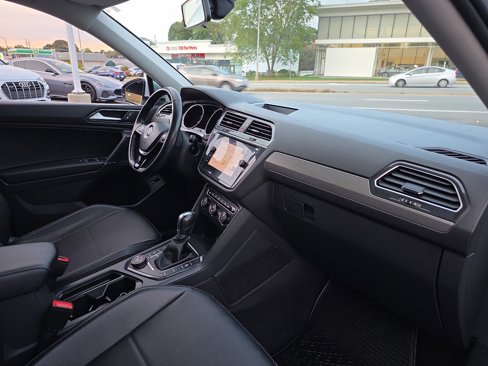 Used 2018 Volkswagen Tiguan SEL image 38