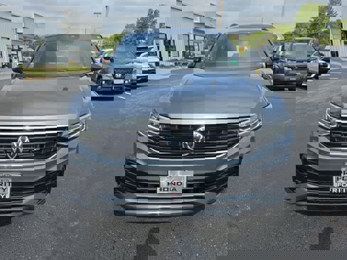 Used 2022 Volkswagen Tiguan SE R-Line image 4