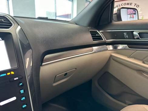 Used 2019 Ford Explorer Limited w/ Ford Safe & Smart Package image 17