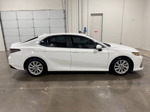 Used 2021 Toyota Camry LE image 4