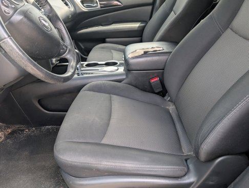 Used 2020 Nissan Pathfinder SV image 3