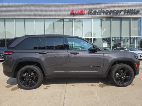 Used 2024 Jeep Grand Cherokee Limited w/ Black Appearance Package image 8
