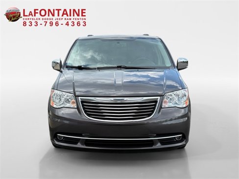 Used 2016 Chrysler Town & Country Touring-L w/ Driver Convenience Group image 2