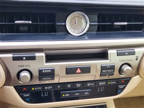 Used 2015 Lexus ES 300h w/ Navigation System Package image 26