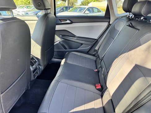 Certified 2024 Volkswagen Taos SE image 12
