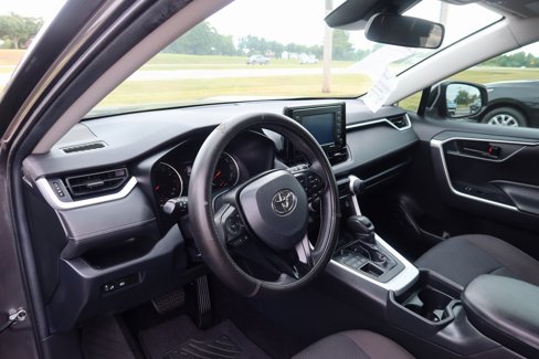 Used 2020 Toyota RAV4 LE image 10