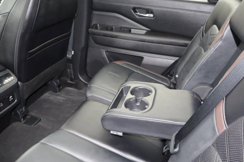 Used 2024 Nissan Pathfinder Platinum w/ Black Appearance Package image 16