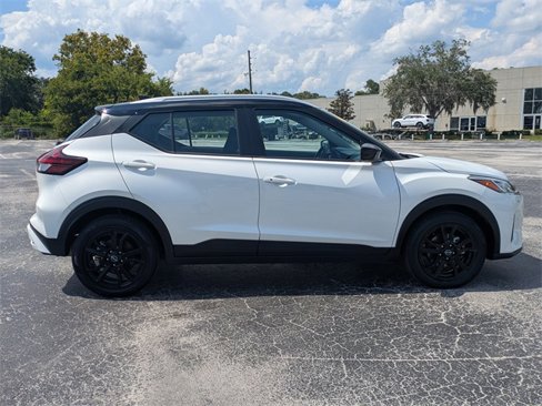 Used 2023 Nissan Kicks SV image 3