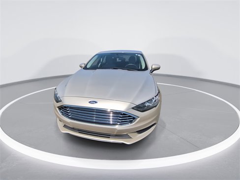 Used 2017 Ford Fusion SE w/ Fusion SE Technology Package image 3