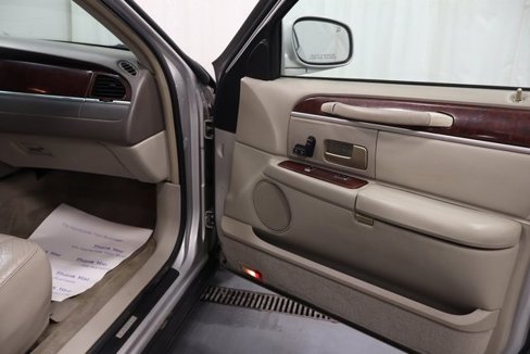 Used 2005 Lincoln Town Car Signature image 13