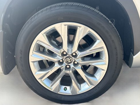 Used 2023 Toyota Highlander Limited image 33