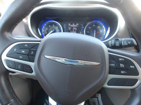 Used 2017 Chrysler Pacifica Touring-L image 14