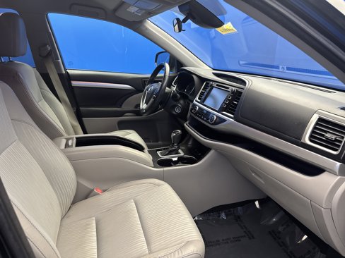 Used 2017 Toyota Highlander LE image 23