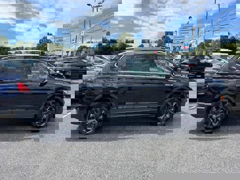 Used 2022 Volkswagen Tiguan SE image 2