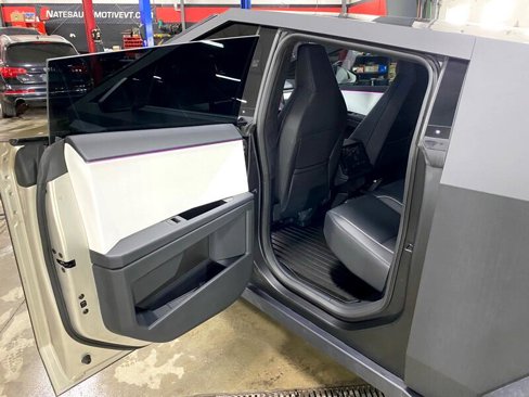 Used 2024 Tesla Cybertruck AWD Crew Cab image 19