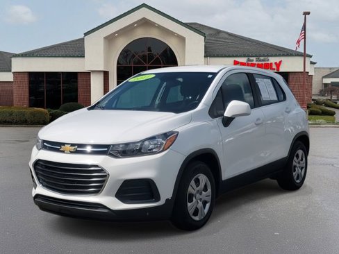 Used 2017 Chevrolet Trax LS image 2