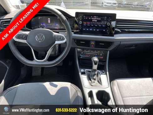 Certified 2025 Volkswagen Jetta SE w/ Sunroof Package image 13