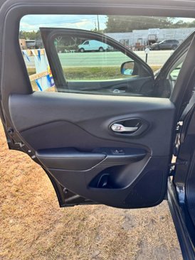 Used 2016 Jeep Cherokee Sport image 9