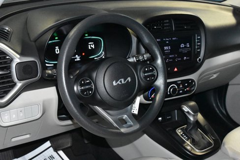 Used 2023 Kia Soul LX image 2
