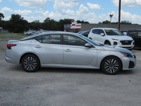 Used 2023 Nissan Altima 2.5 SV image 3