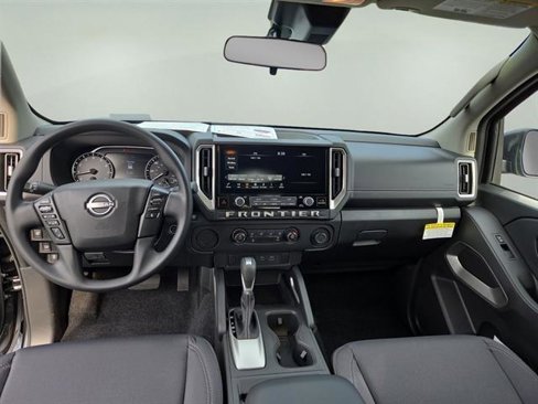 Used 2025 Nissan Frontier SV image 2